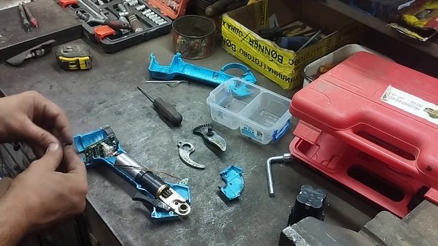 Аккумуляторный секатор заклинил как разобрать открут