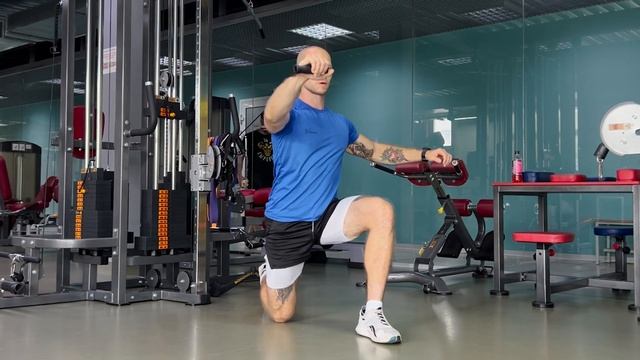 Горизонтальный жим стоя на колене одной рукой | Демонс