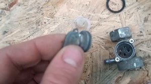 краник бензогенератора не перекрывает топливо.кран г?