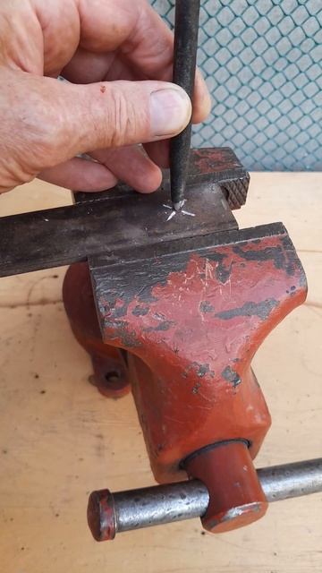 Как точно просверлить отверстие в металле #diy смотреть онлайн