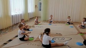 Занятие с массажными мячами в детском садике