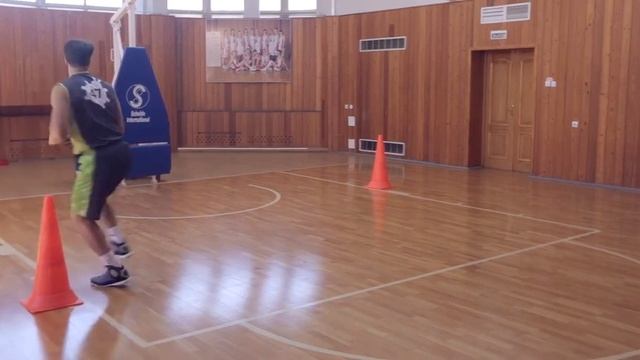 Зигзаг без мяча с остановкой прыжком на две ноги ч 2 смотреть онлайн