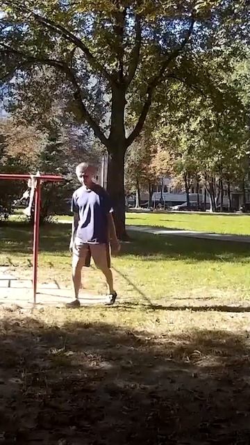 Пенсионер в 65 лет в прыжке разбивает доски ногой. #спор смотреть онлайн