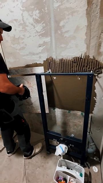 Укладка керамогранита за инсталляцию. #плиточник #рем? смотреть онлайн
