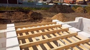 11ряд газоблока и потолок в бане.
