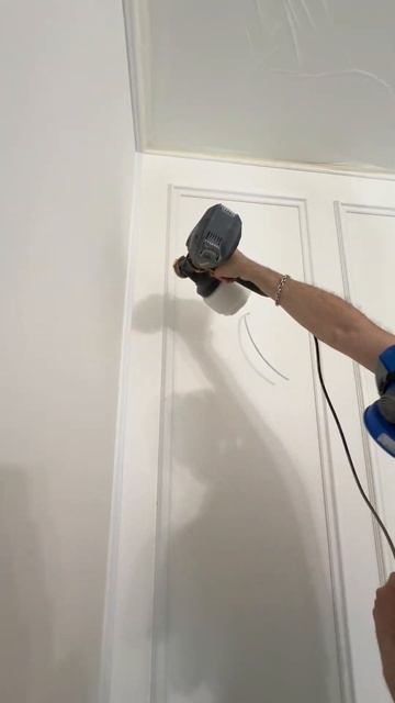 Краскопультом покрываем молдинги грунт-краской Sous-Couch