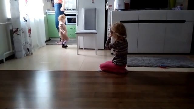 Кошка в розовых колготках нападает на ребенка 👪 Днев? смотреть онлайн