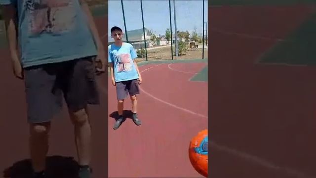 Как принимать мяч разными частями тело смотреть онлайн