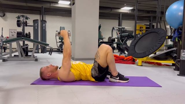 Приведение плеча с гантелями лёжа (разводка) смотреть онлайн
