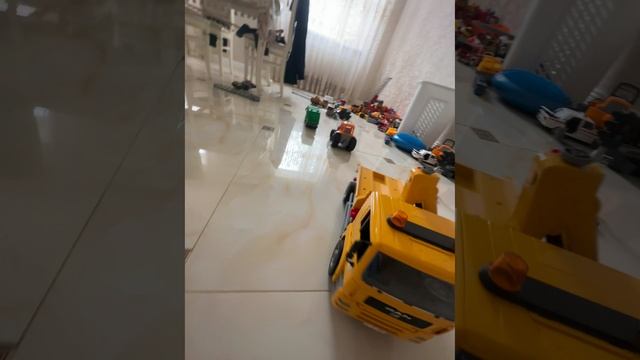 Мальчик играет с машинками технопарк, брудер, автотайм