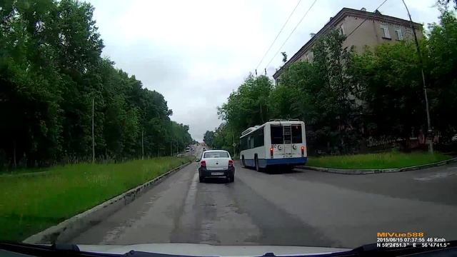 Троллейбус потерял "рога" смотреть онлайн