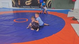 Спарринг среди детей пл грэпплингу / борьба 5 - 6 лет.