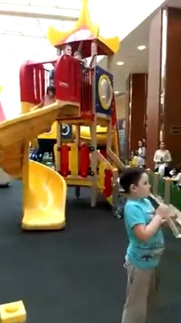 В АУРЕ упал потолок !!! На детской площадке ! смотреть онлайн