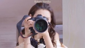 подглядывает за парнями