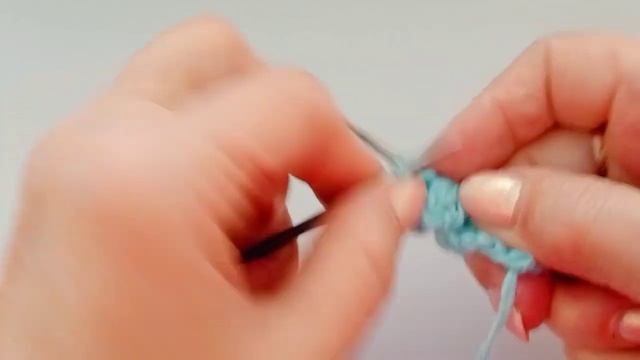 Плотный, рельефный узор спицами поворотными и круговы