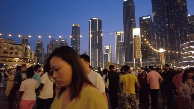 Прекрасная Вечерне/Ночная Оживленная прогулка, вокруг озера Бурдж-Халифа)= смотреть онлайн