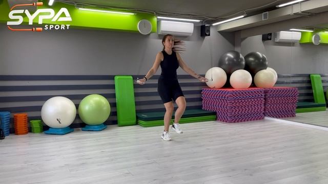 Как прыгать на скакалке (Прыжок с переменой ног) смотреть онлайн