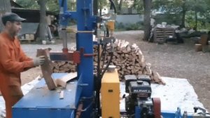 гидравлический вертикальный дровокол в работе