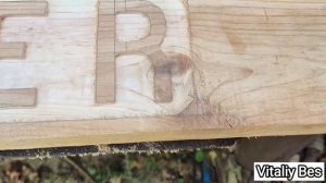 Вырезаем ручным фрезером деревянную табличку.