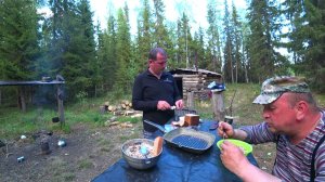 Уехали в старенькую избушку. Рыба рвёт снасти. Рыбалка на севере.