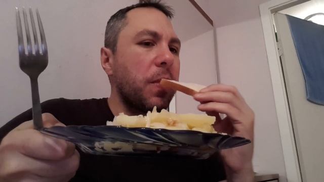 ASMR EATING SOUNDS. ЖАРЕНАЯ КАРТОШКА НА САЛЕ, КВАШЕНАЯ КАПУСТА, ОБЖОР. смотреть онлайн