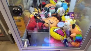 Играю в самый маленький аппарат с игрушками. Игрушка з