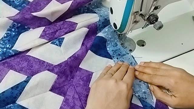 Как сделать красивое и потрясающее лоскутное одеяло всего из полосок ткани 3-х цветов. смотреть онлайн