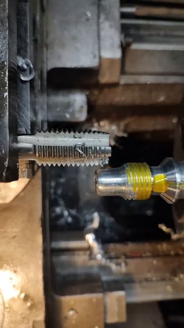 Нарезка наружной резьбы с помощью метчика. смотреть онлайн