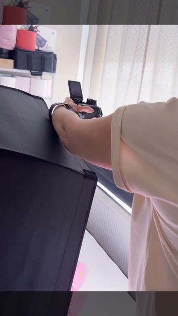 Будничная предметная съемка фотографом в фотостудии смотреть онлайн