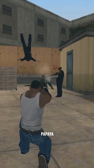 си-Джей гоняет на тележке