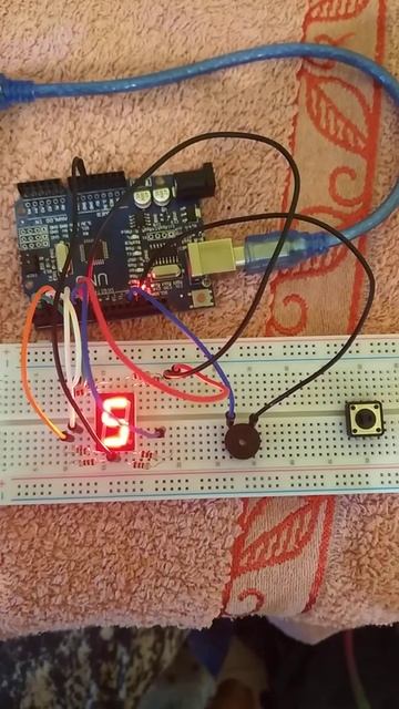 Arduino. Индикатор и пищалка.