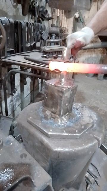 Обжимка головы быка . Молот колесник кузнечный.