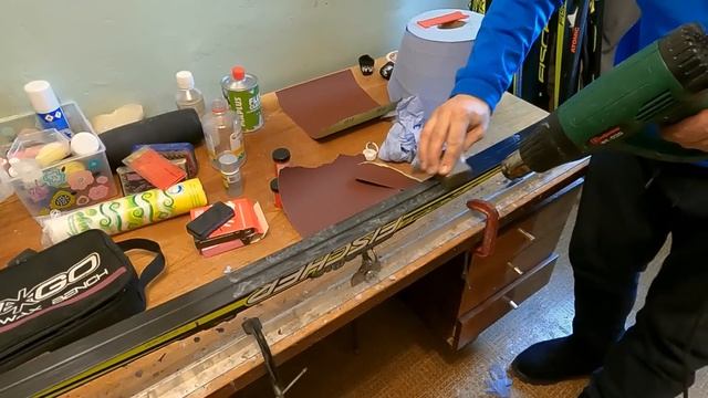 Как намазать лыжи мазью. Рассказывает лыжный тренер. смотреть онлайн