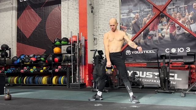 Становая тяга сумо с гирей в одной руке | Демонстрация смотреть онлайн