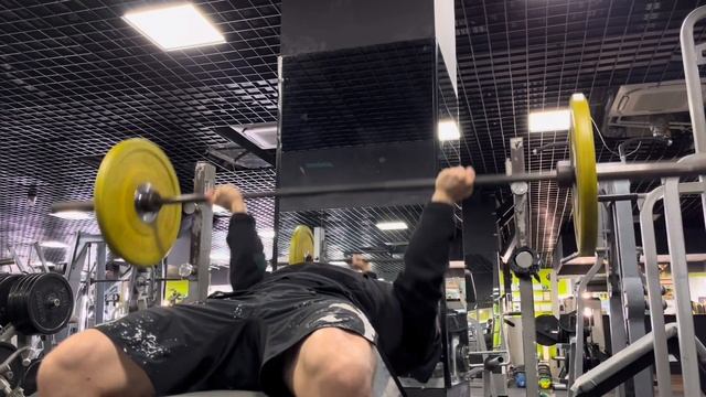 Жим штанги лежа обратным хватом. смотреть онлайн