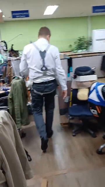 ХУДОЙ ЧЕЛОВЕК ПОДНИМАЕТ ОГНЕТУШИТЕЛИ В  РЫЧАЖНОМ КОСТ