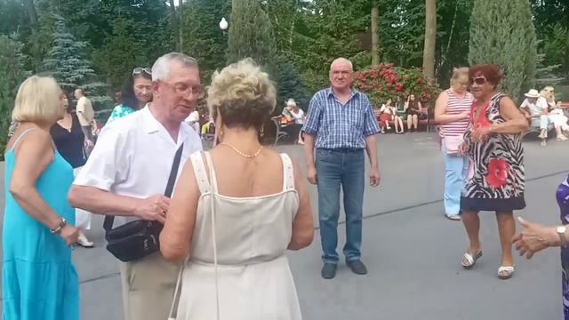 Шлепали шлепки мои и тапки!!!💃🌹Танцы в парке Горьког? смотреть онлайн