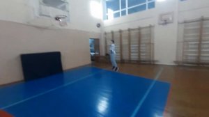 Бросок мяча в кольцо с остановкой в прыжке