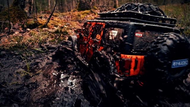 Чувак катается и развлекается на грязной трассе Yikong Jeep Rubicon 1/8 смотреть онлайн