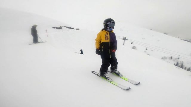 Дети на горных лыжах катаются на Розе Хутор смотреть онлайн