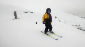 Дети на горных лыжах катаются на Розе Хутор