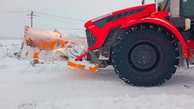 КИРОВЕЦ вытаскивает МТЗ. Т150 утонул до рамы.