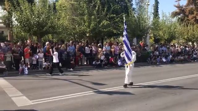 День ОХИ, Александрик несет фла Греции!!! смотреть онлайн