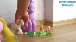 Играем с Пони. Пони катаются на паровозике #мульт #мультфильм #пони #играем