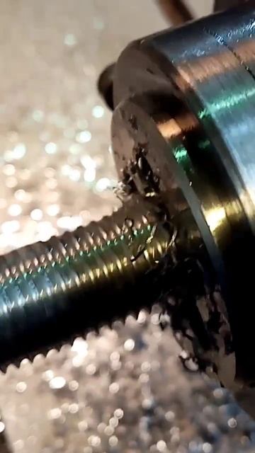 нарезание резьбы плашкой смотреть онлайн