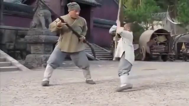 Ребенок учит Джеки Чана технике Шаолинь смотреть онлайн