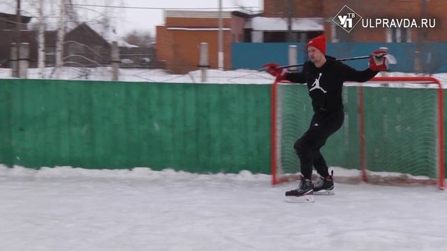 Хоккеистам из Чердаклов подарили новый спортинвентар смотреть онлайн