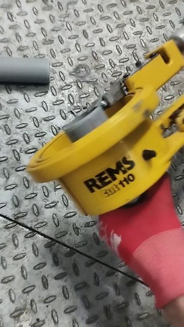 Грамотная резка канализационных труб. смотреть онлайн