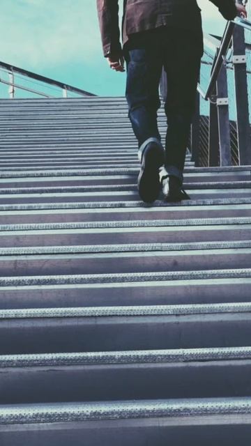 Почему болят колени во время подъема по лестнице?