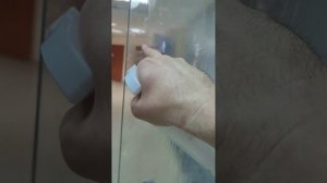 Как очистить стекло от клея и скотча